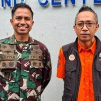 Dandim Kuningan dan Kalak BPBD Kuningan berfoto bersama usai rakor.